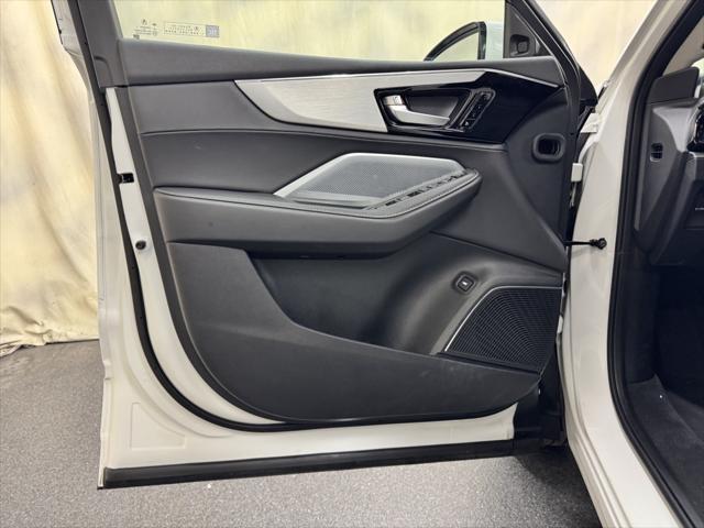 Photo of 2025 Platinum White Pearl Acura MDX