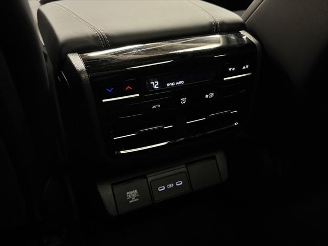 Photo of 2025 Platinum White Pearl Acura MDX