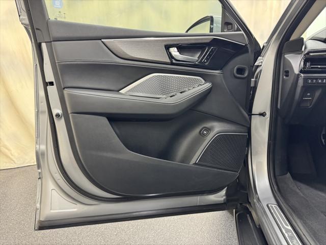 Photo of 2023 Lunar Silver Metallic Acura MDX