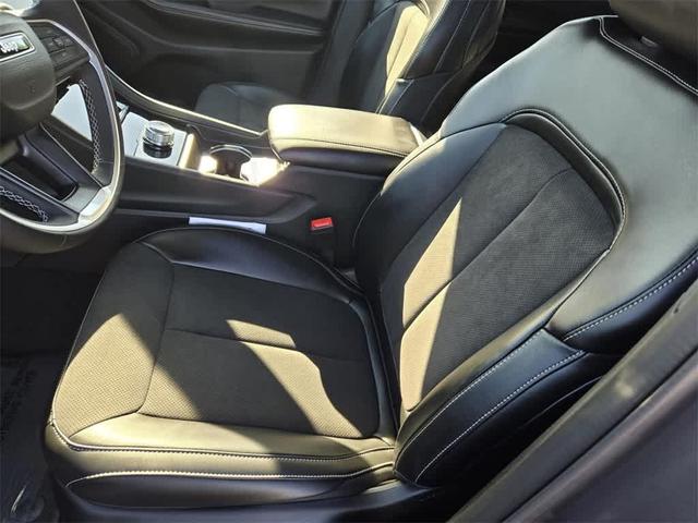 Photo of 2025 Metallic Jeep Grand Cherokee