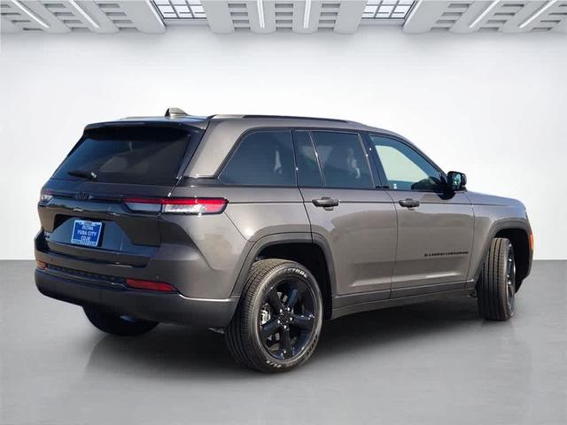 Photo of 2025 Metallic Jeep Grand Cherokee