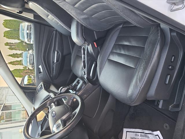 Photo of 2015 White Platinum Metallic Tri-Coat Ford Escape