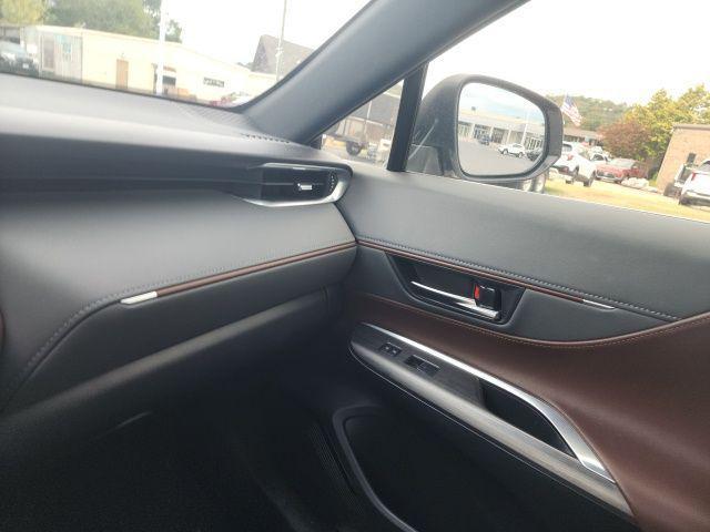 Photo of 2022 Blizzard Pearl Toyota Venza