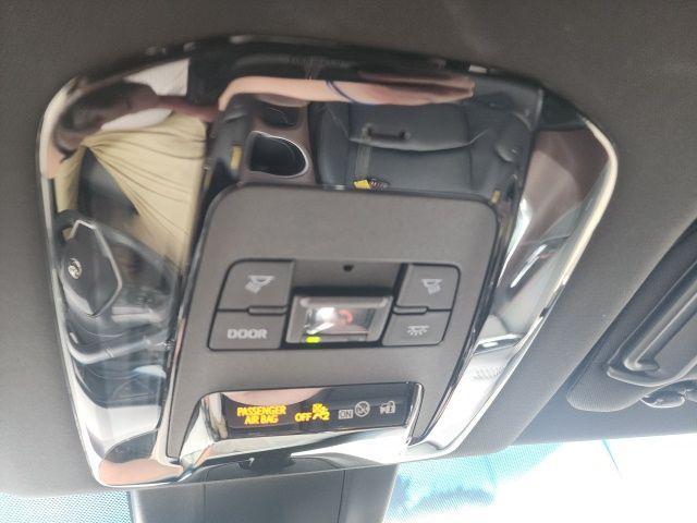 Photo of 2022 Blizzard Pearl Toyota Venza