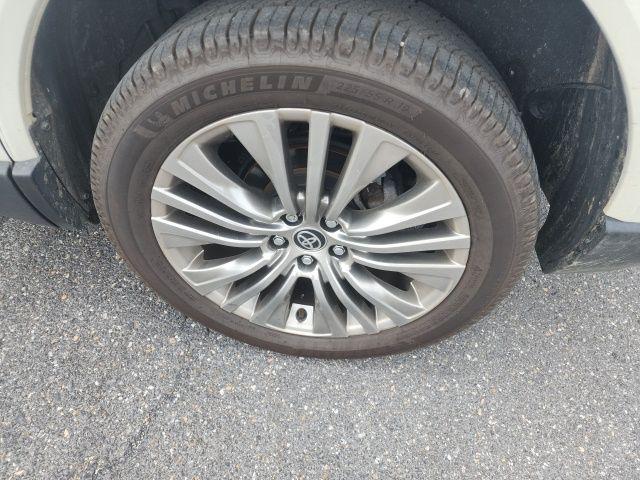 Photo of 2022 Blizzard Pearl Toyota Venza