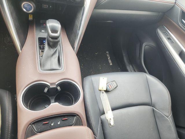 Photo of 2022 Blizzard Pearl Toyota Venza