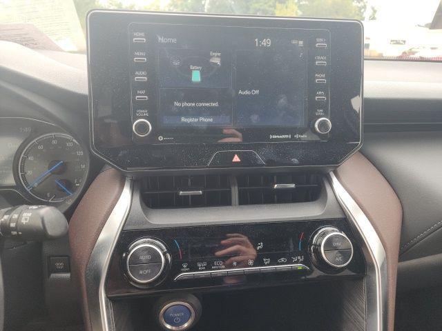 Photo of 2022 Blizzard Pearl Toyota Venza