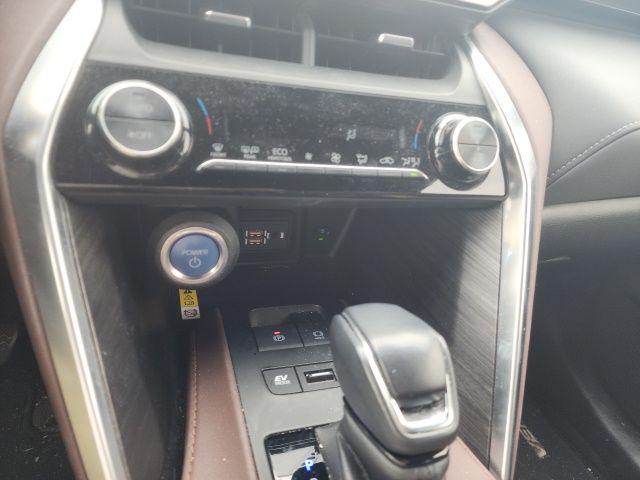 Photo of 2022 Blizzard Pearl Toyota Venza