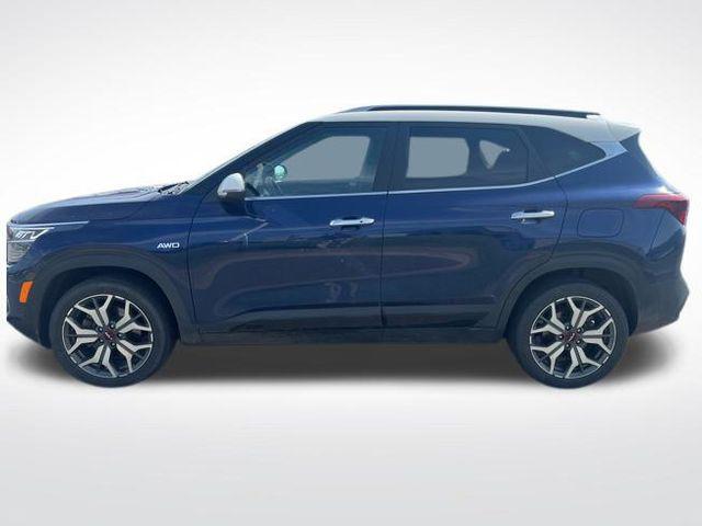 Photo of 2022 Dark Ocean Blue/White Roof Kia Seltos