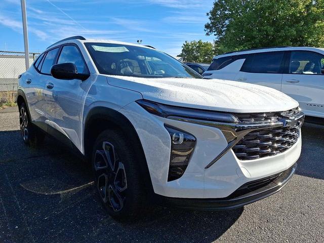 Photo of 2026 Summit White Chevrolet Trax