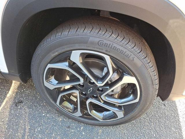 Photo of 2026 Summit White Chevrolet Trax