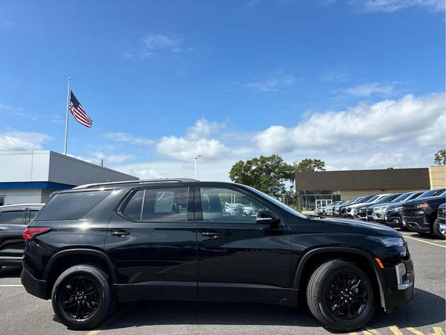 Photo of 2023 Mosaic Black Metallic Chevrolet Traverse