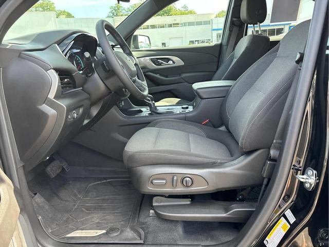 Photo of 2023 Mosaic Black Metallic Chevrolet Traverse