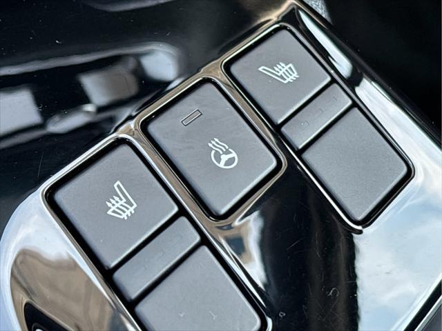 Photo of 2023 Glacier White Pearl/Ebony Black Roof Kia Sportage