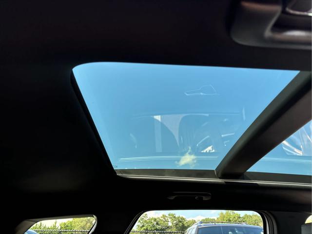 Photo of 2023 Glacier White Pearl/Ebony Black Roof Kia Sportage