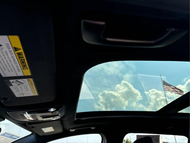 Photo of 2023 Glacier White Pearl/Ebony Black Roof Kia Sportage