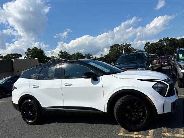 Photo of 2023 Glacier White Pearl/Ebony Black Roof Kia Sportage