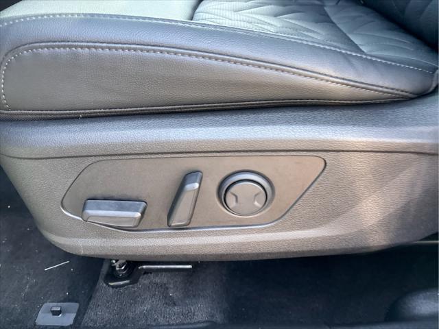 Photo of 2023 Glacier White Pearl/Ebony Black Roof Kia Sportage
