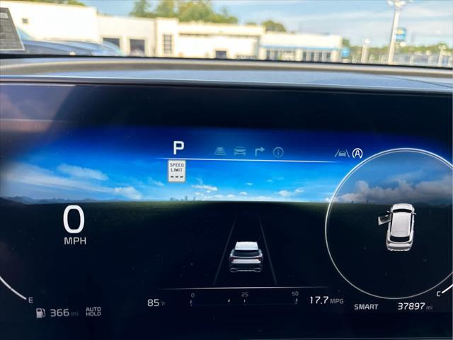 Photo of 2023 Glacier White Pearl/Ebony Black Roof Kia Sportage