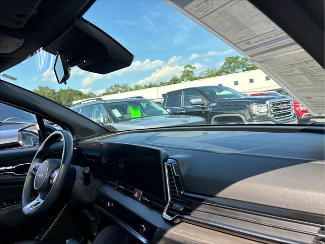 Photo of 2023 Glacier White Pearl/Ebony Black Roof Kia Sportage