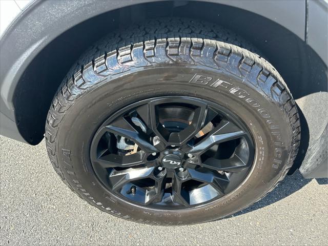 Photo of 2023 Glacier White Pearl/Ebony Black Roof Kia Sportage