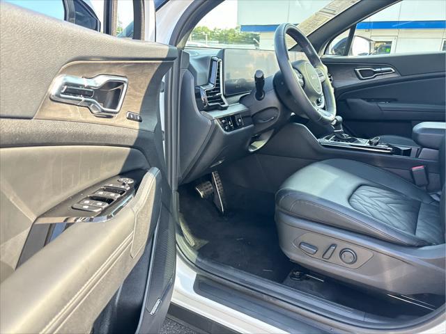 Photo of 2023 Glacier White Pearl/Ebony Black Roof Kia Sportage