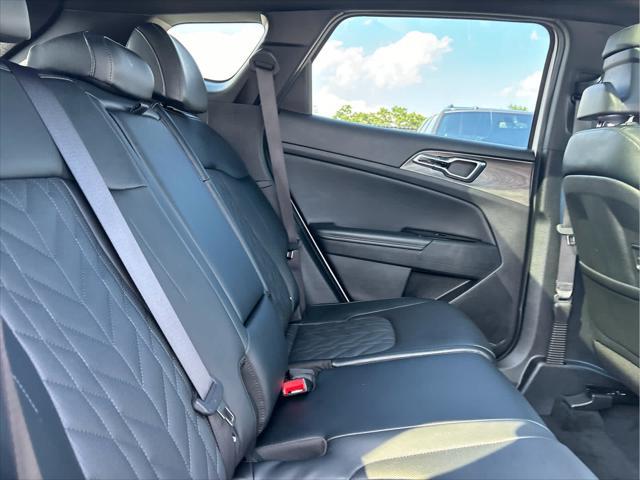 Photo of 2023 Glacier White Pearl/Ebony Black Roof Kia Sportage
