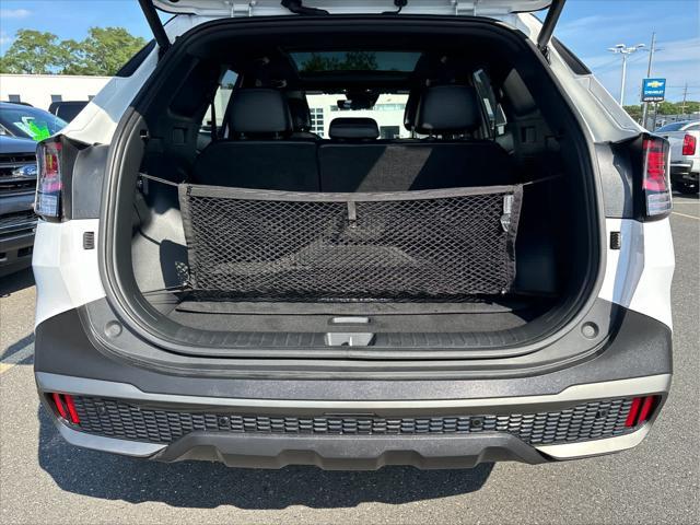 Photo of 2023 Glacier White Pearl/Ebony Black Roof Kia Sportage