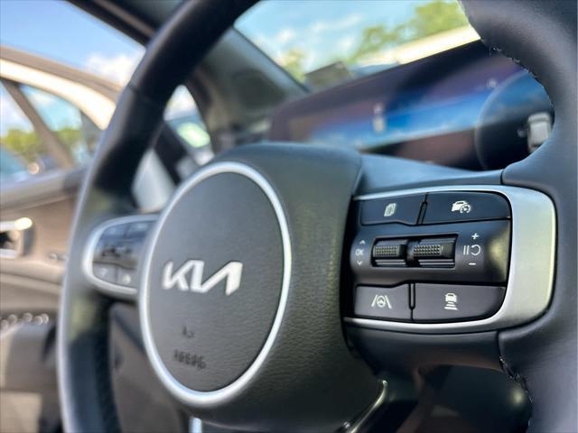Photo of 2023 Glacier White Pearl/Ebony Black Roof Kia Sportage