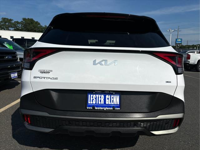 Photo of 2023 Glacier White Pearl/Ebony Black Roof Kia Sportage