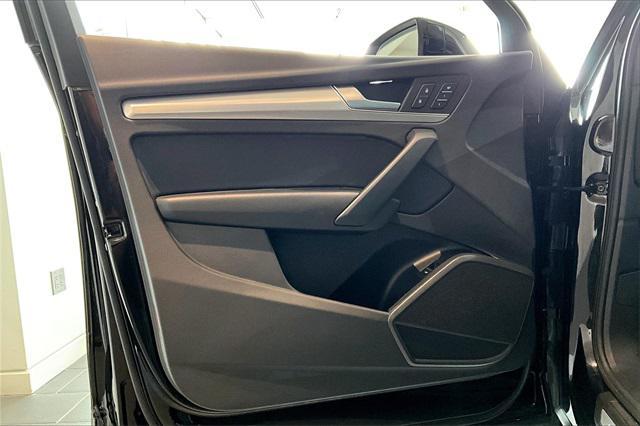 Photo of 2025 Mythos Black Metallic Audi Q5