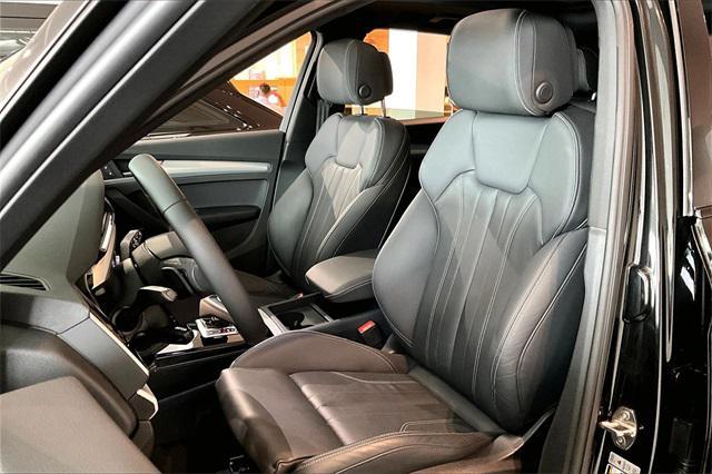 Photo of 2025 Mythos Black Metallic Audi Q5