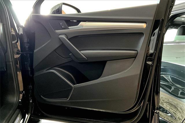 Photo of 2025 Mythos Black Metallic Audi Q5