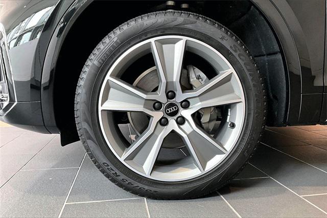 Photo of 2025 Mythos Black Metallic Audi Q5