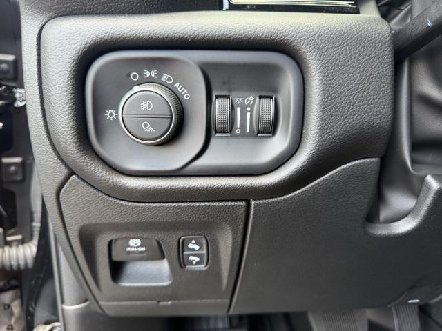 Photo of 2025 Diamond Black Crystal Pearlcoat RAM 1500