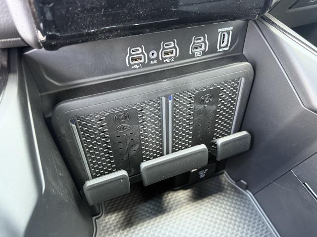 Photo of 2025 Diamond Black Crystal Pearlcoat RAM 1500
