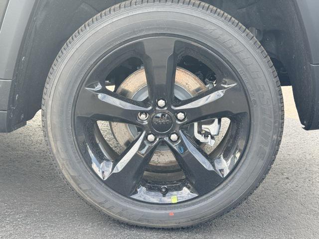 Photo of 2025 Diamond Black Crystal Pearlcoat Jeep Grand Cherokee L