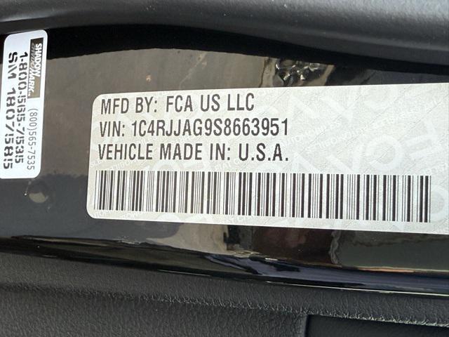 Photo of 2025 Diamond Black Crystal Pearlcoat Jeep Grand Cherokee L