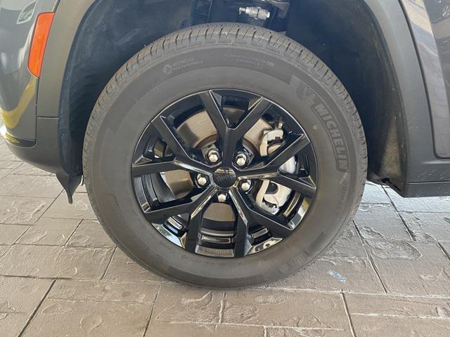Photo of 2024 Baltic Gray Metallic Clearcoat Jeep Grand Cherokee L
