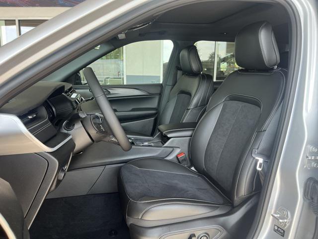 Photo of 2025 Silver Zynith Jeep Grand Cherokee L