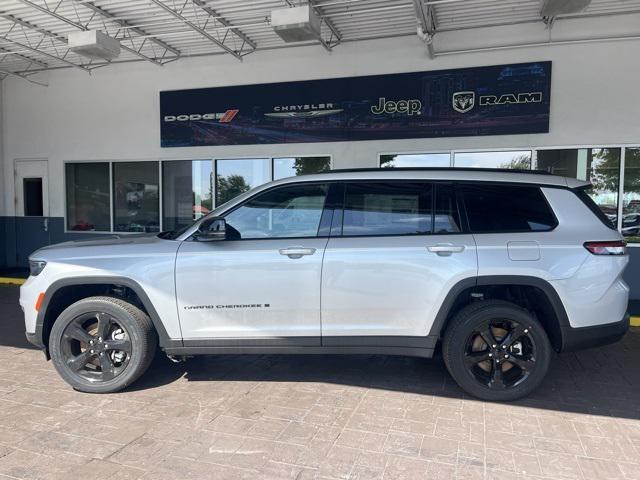 Photo of 2025 Silver Zynith Jeep Grand Cherokee L