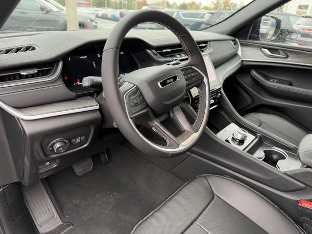 Photo of 2025 Diamond Black Crystal Pearlcoat Jeep Grand Cherokee