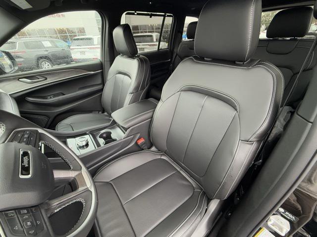 Photo of 2025 Diamond Black Crystal Pearlcoat Jeep Grand Cherokee