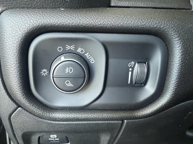 Photo of 2025 Diamond Black Crystal Pearlcoat RAM 1500