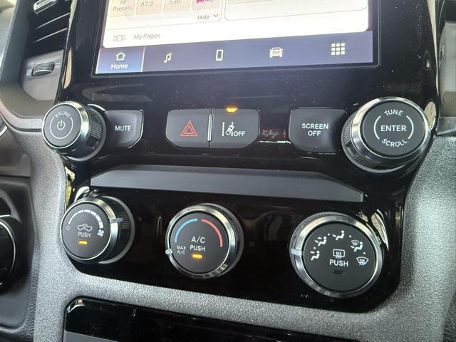 Photo of 2025 Diamond Black Crystal Pearlcoat RAM 1500