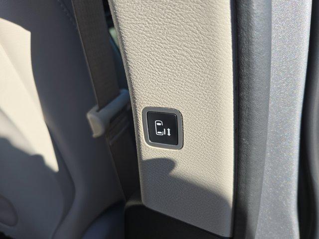 Photo of 2017 Billet Silver Metallic Clearcoat Chrysler Pacifica