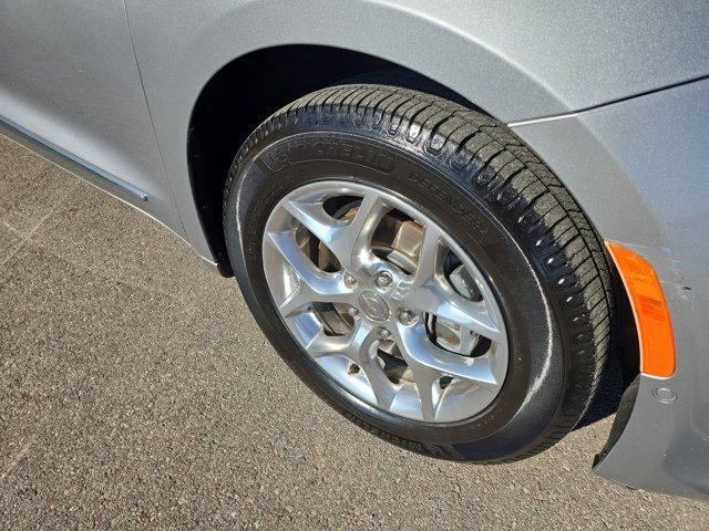 Photo of 2017 Billet Silver Metallic Clearcoat Chrysler Pacifica