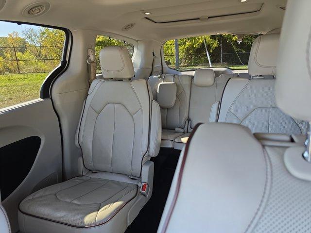 Photo of 2017 Billet Silver Metallic Clearcoat Chrysler Pacifica