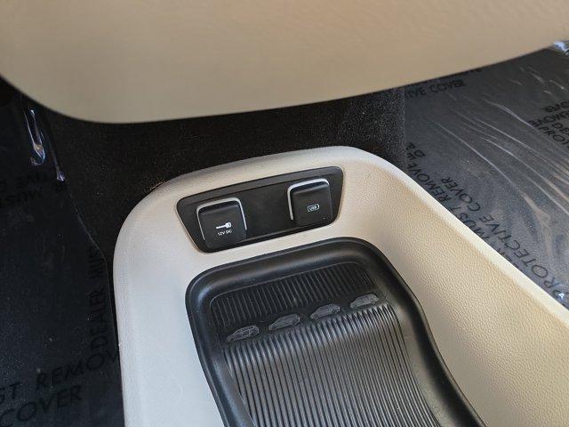 Photo of 2017 Billet Silver Metallic Clearcoat Chrysler Pacifica