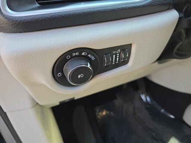 Photo of 2017 Billet Silver Metallic Clearcoat Chrysler Pacifica